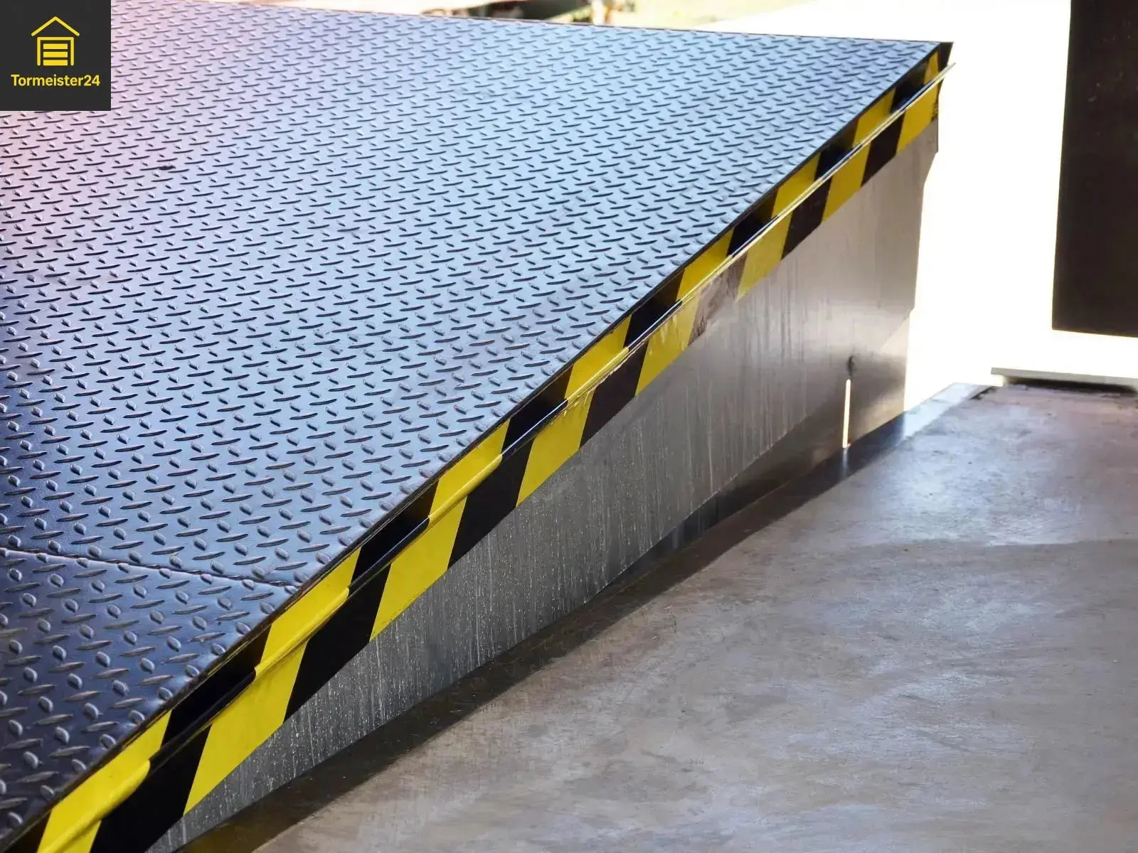 Magnetische DockMag Spaltabdichtung an einer Verladerampe zur Abdichtung gegen Zugluft, Schmutz und Energieverlust