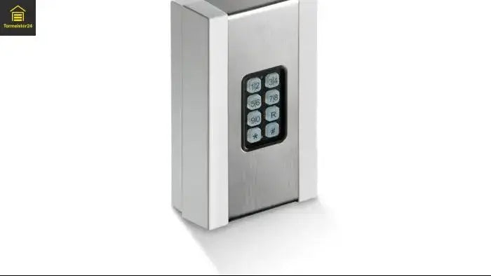 Codeschalter und Funkcodetaster am Garagentor mit Handsender, externem Funkempfänger und Fingerprint-Zugang zur sicheren Torsteuerung ohne Schlüssel von Tormeister24.