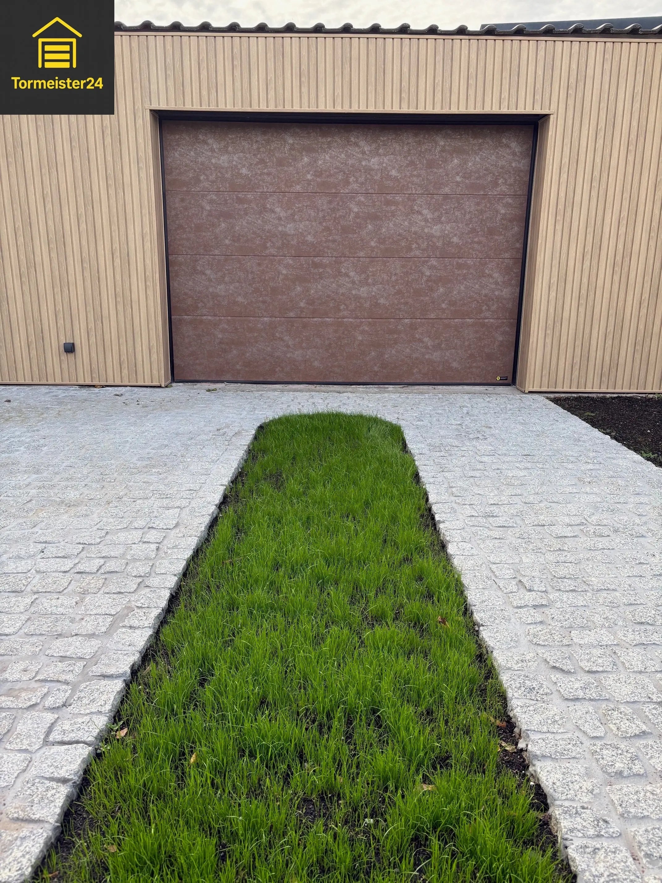 Design-Line Garagentor in Cortenstahl-Optik als modernes Sektionaltor mit Rostlook für hochwertige Hausfassade und Garage mit Antrieb