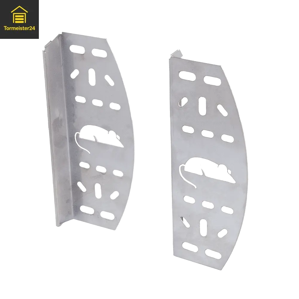Schutzplatten gegen Nagetiere links und rechts am Industrietor montiert zum Schutz seitlicher Tordichtungen vor Mäusen und Ratten.