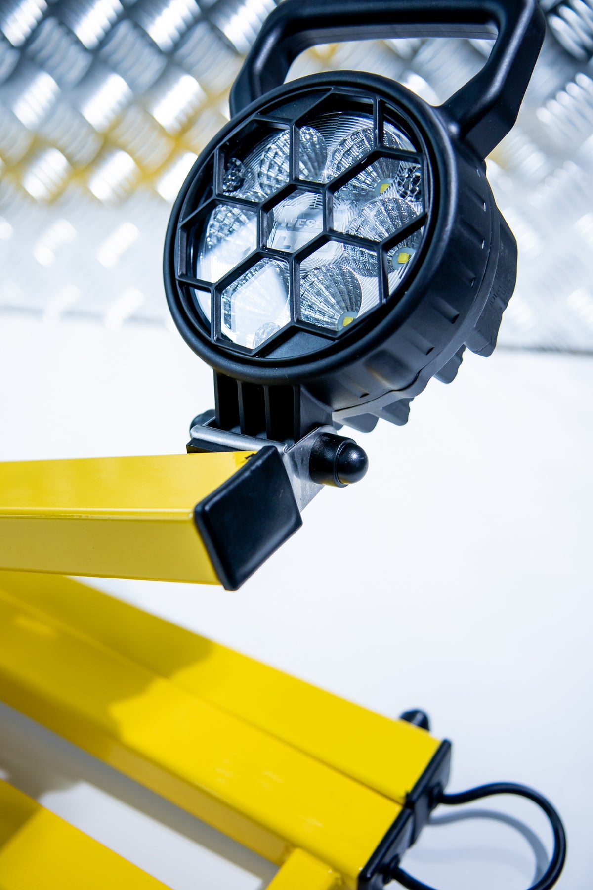 Technische Maßzeichnung der Brite Lite DS24 LED-Verladeleuchte mit Gelenkarm und Abmessungen für die Wandmontage
