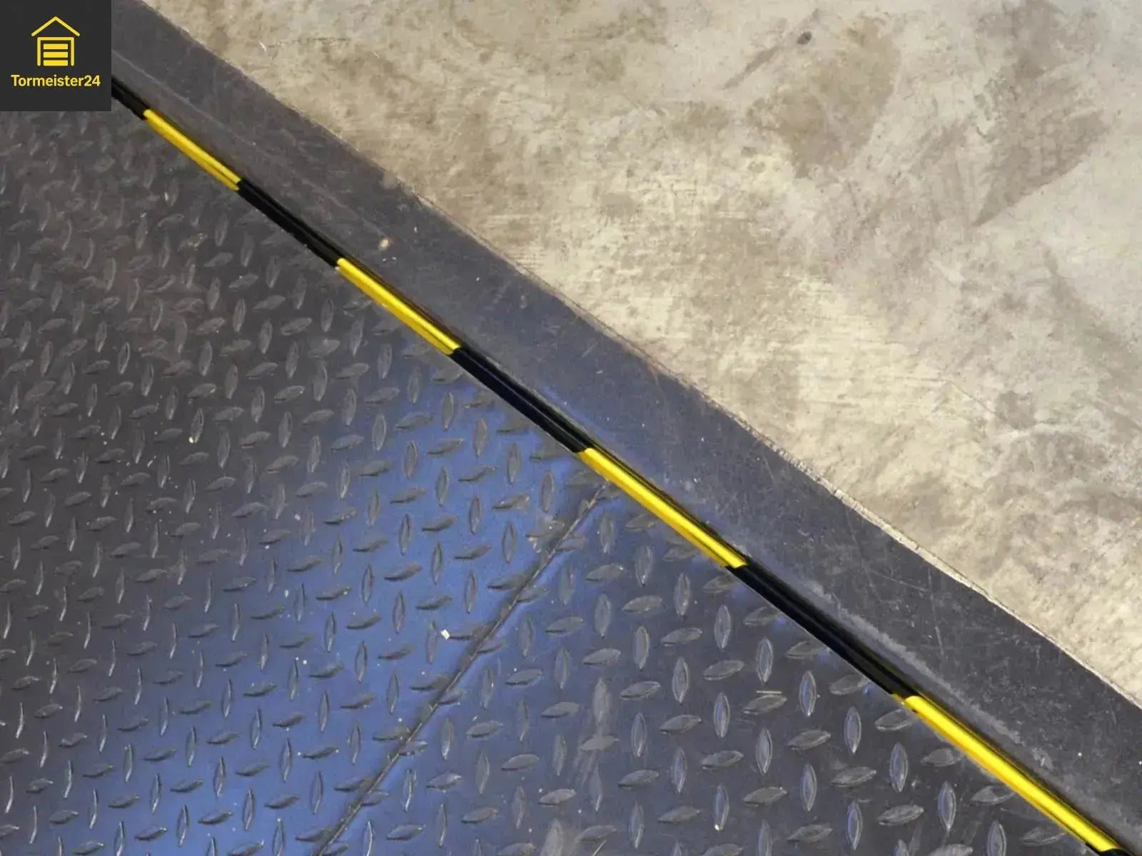 DockMag Hinge Spaltabdichtung an der hinteren Scharnierseite einer Verladebrücke zur Abdichtung gegen Zugluft, Staub, Feuchtigkeit und Energieverlust an der Laderampe.