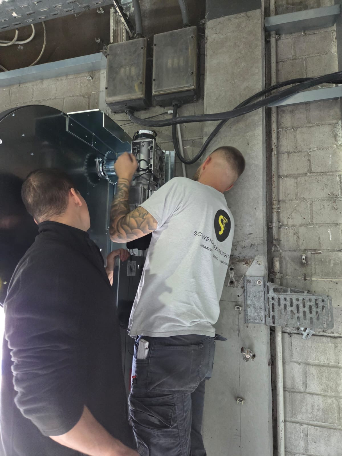 Tormeister 24 Fachberater führt Wartung und Funktionsprüfung durch