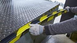 Spaltabdichtungen-für-den-Bodenbereich-Effektiver-Schutz-für-Tore-Verladerampen-Tormeister24 Tormeister24