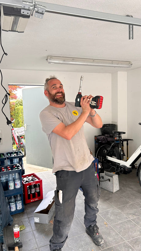 Tormeister24 Techniker erklärt einem Kunden die Garagentor-Montage vor Ort