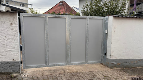 Zweiflügeliges Drehtor mit Steigung in Mainz-Bingen, geöffnet