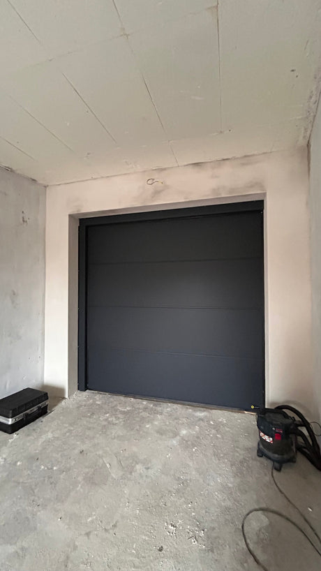 Monteur von Schweighöfer Tortechnik montiert ein neues Sektional-Garagentor