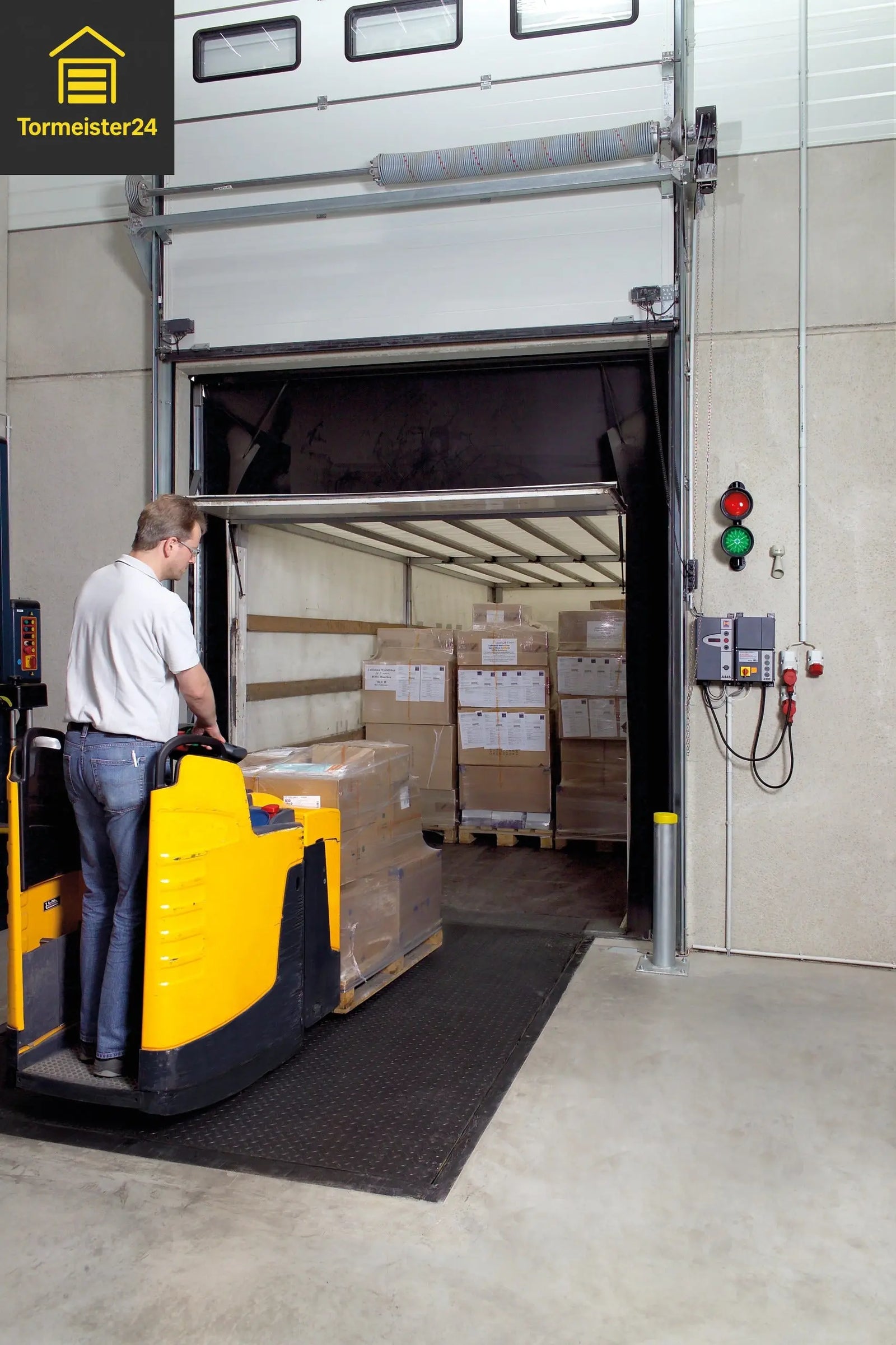 Hörmann Rolltor in Industriehalle – energieeffizient und platzsparend