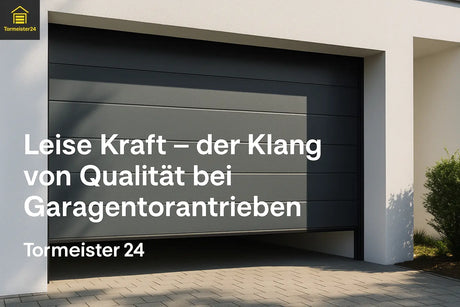 Modernes Garagentor öffnet sich leise in heller Einfahrt