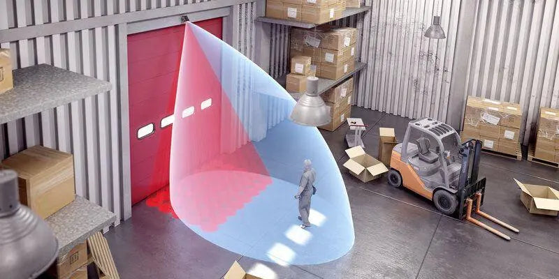Industrietor in einer Logistikhalle mit Staplerverkehr, Radar-Bewegungsmelder FALCON, Aktiv-Infrarotsensor CONDOR und intelligenter Toröffnung von Tormeister24.