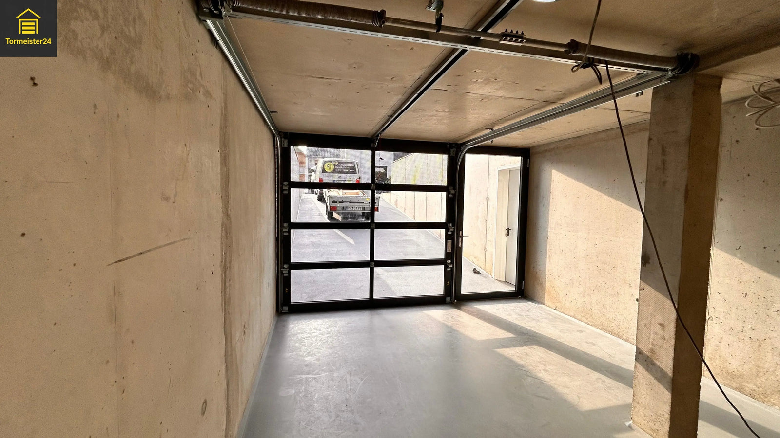 Federwechsel bei einem Sektionaltor in der Garage