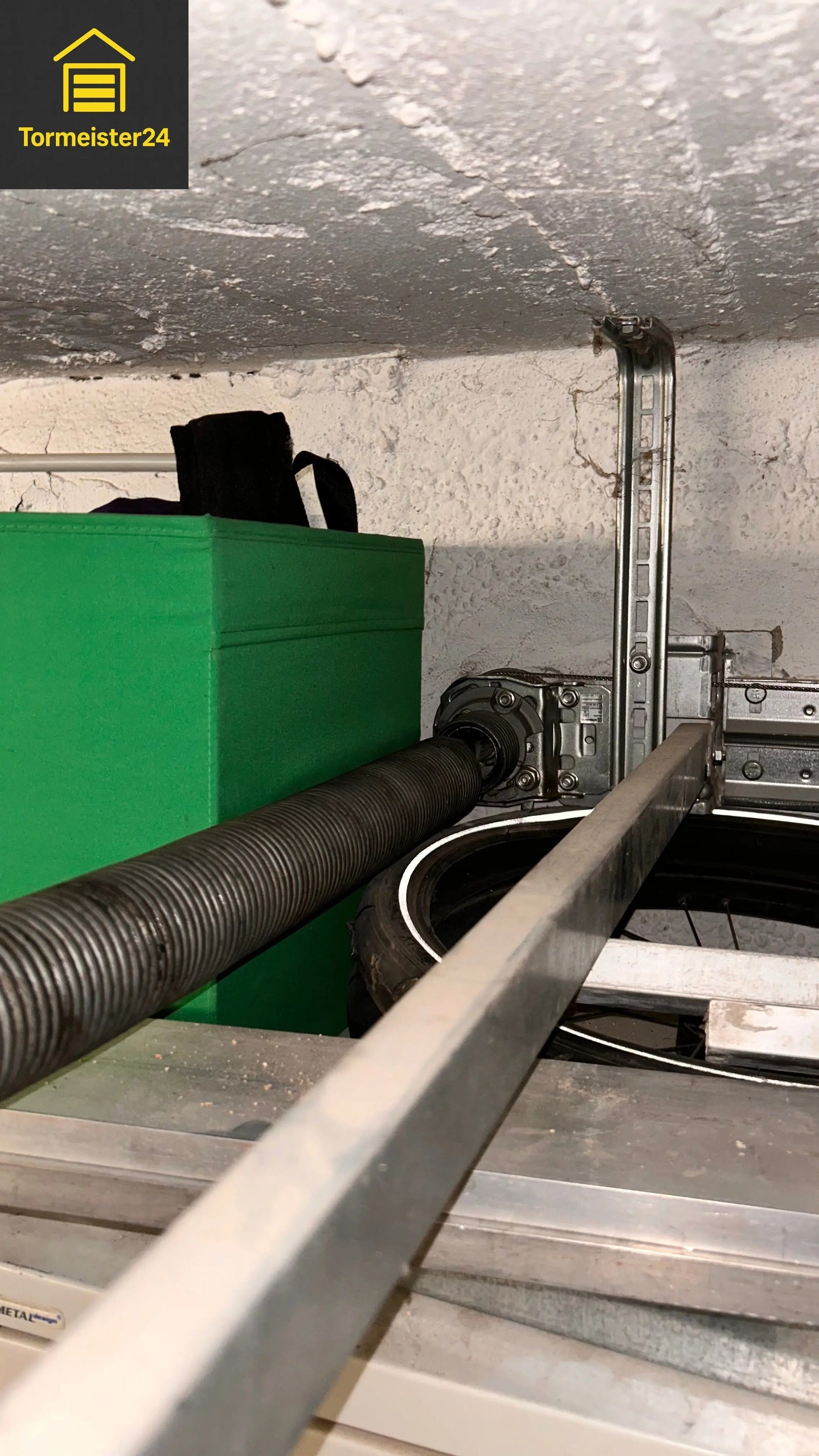 Hand hält Messschieber zur Bestimmung der Drahtstärke einer Feder