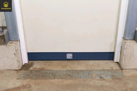 Türabdichtung Stahltür Bodenabschluss gegen Zugluft und Kälte im Lager