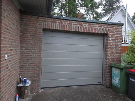 Garagentorantrieb läuft, aber das Tor bewegt sich nicht – Blick auf Laufwagen an der Schiene und Notentriegelungsgriff am Garagentor