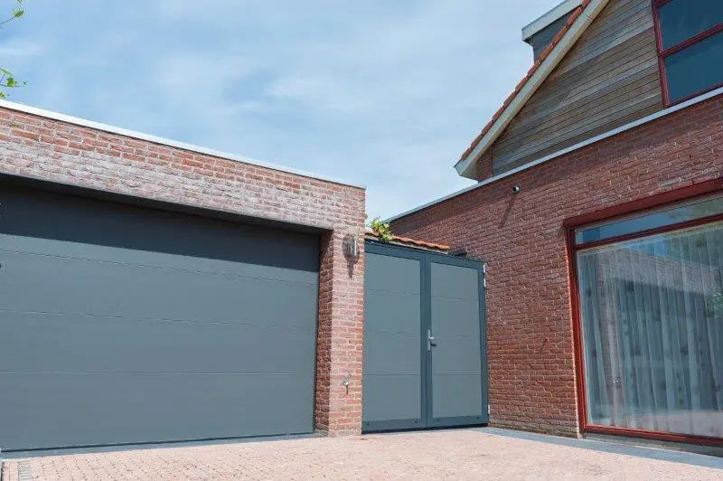 Außenansicht Garagentor mit L-Sicke und RAL 7016 Anthrazitgrau 