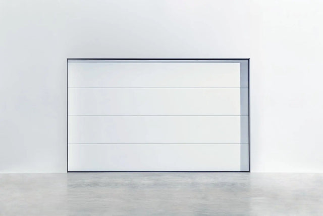 Garagentor SATIN Plano in RAL 9016 – glatt, weiß, modern und strukturfrei.