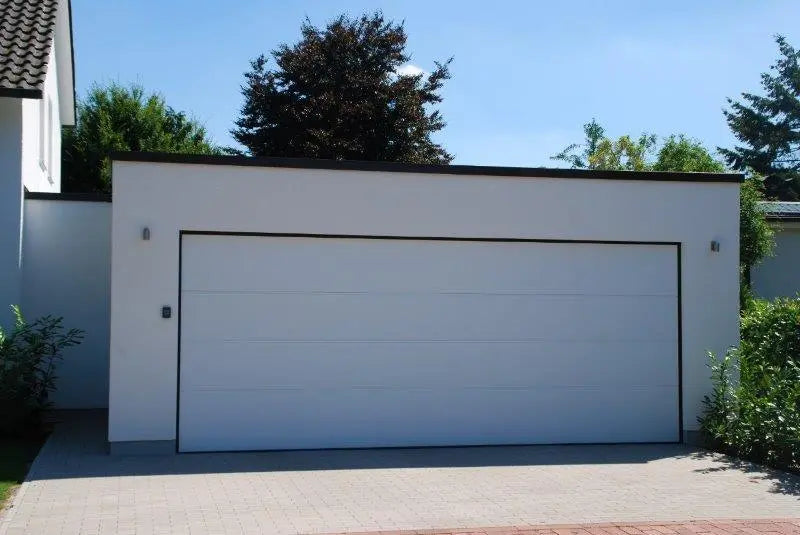 Außenansicht des Garagentors mit TS100-Laufschiene und weißer Oberfläche